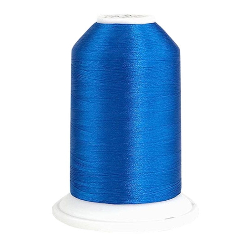 Nić hafciarska Madeira Rheingold Polyneon 40 w kolorze szafirowym, 5000 m. Spool ma gładką, błyszczącą powierzchnię i cylindryczny kształt, umieszczony na białej podstawce. Idealna do haftu na różnorodnych materiałach.
