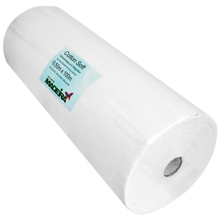 Biały stabilizator wydzierany flizelina do haftu Madeira, rolka o wymiarach 50 cm x 100 m. Widoczna etykieta z napisem Cotton Soft. Produkt leżący na białym tle, ukazujący gładką teksturę i zwiniętą formę.