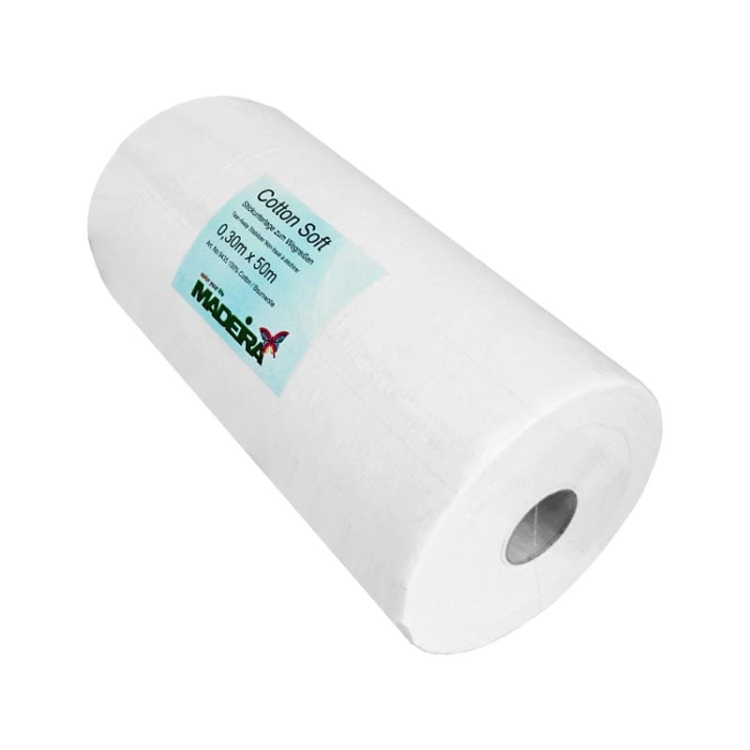 Stabilizator flizelinowy do haftu w kolorze białym, w rolce o wymiarach 30 cm x 50 m. Widoczny etykieta z nazwą Cotton Soft oraz logo Madeira. Produkt leży na białym tle, z widocznym rdzeniem wewnętrznym.