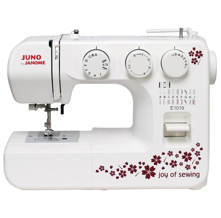 Maszyna do szycia Janome JUNO E1019 w kolorze białym, z dekoracyjnym wzorem w kwiaty. Frontalne ujęcie, widoczne pokrętła do ustawiania ściegów oraz oznaczenia na obudowie. Model posiada stopkę i panel sterujący z łatwym dostępem.