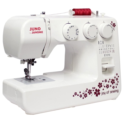 Maszyna do szycia Janome JUNO E1019 w kolorze białym, z czerwonym uchwytem i dekoracyjnym wzorem kwiatów. Posiada pokrętła do ustawiania ściegów oraz wyraźnie oznaczone funkcje. Ujęcie z boku, pokazujące igłę i stopkę.