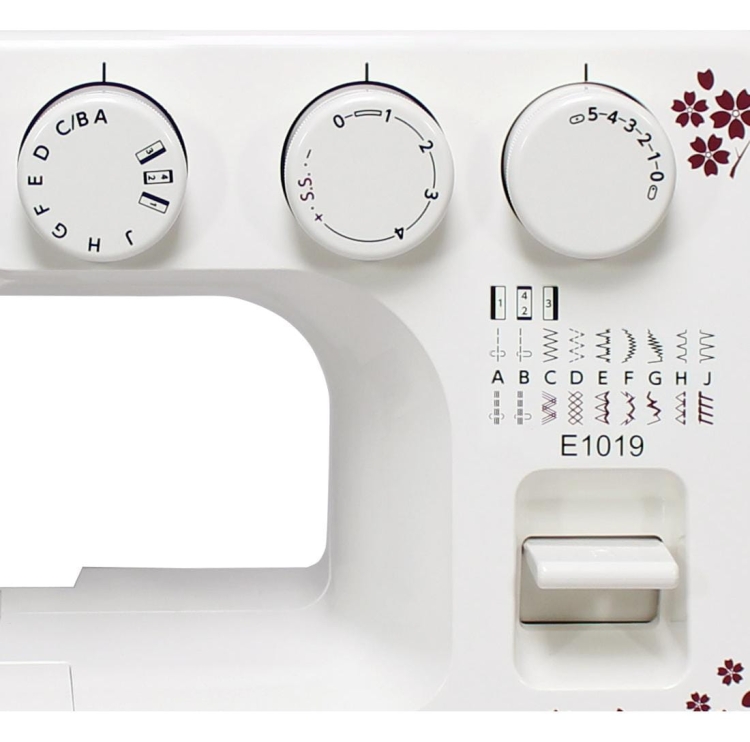 Maszyna do szycia Janome JUNO E1019 w kolorze białym, z trzema pokrętłami do regulacji oraz schematem ściegów. Widoczny przycisk do szycia, jak również logo E1019. Produkt leży na prostym tle, co podkreśla jego detale.