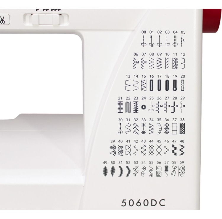 Maszyna do szycia Janome 5060DC z białą obudową, wyposażona w panel z 60 wzorami ściegów oraz pokrętłami do ich wyboru. Widoczny napis 5060DC na dolnej części maszyny. Ujęcie z boku, pokazujące detale i wzory na obudowie.