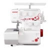 Owerlok Janome 990D w kolorze białym z czerwonymi dekoracjami. Widoczne pokrętła regulacji, igła oraz stół maszyny. Kąt frontalny, ustawiony na poziomie. Logo Janome na obudowie, widoczne oznaczenia na pokrętłach.