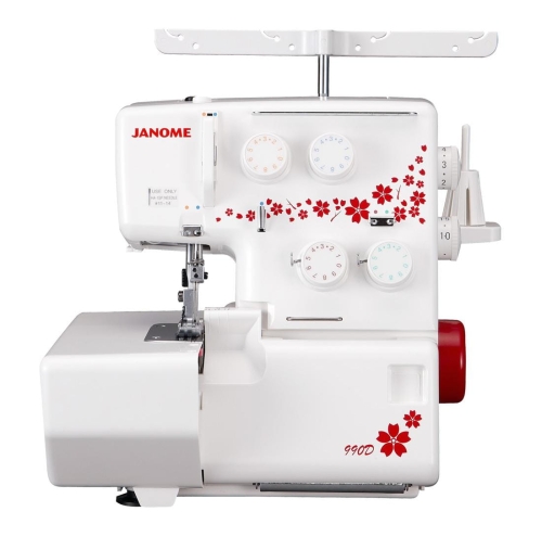 Owerlok Janome 990D w kolorze białym z czerwonymi dekoracjami. Widoczne pokrętła regulacji, igła oraz stół maszyny. Kąt frontalny, ustawiony na poziomie. Logo Janome na obudowie, widoczne oznaczenia na pokrętłach.