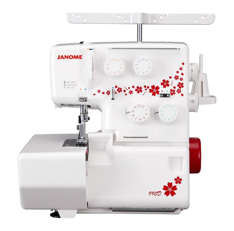 Owerlok Janome 990D w kolorze białym z czerwonymi dekoracjami. Widoczne pokrętła regulacji, igła oraz stół maszyny. Kąt frontalny, ustawiony na poziomie. Logo Janome na obudowie, widoczne oznaczenia na pokrętłach.
