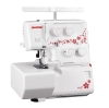 Owerlok Janome 990D w kolorze białym z czerwonymi detalami. Widoczne pokrętła regulacji i mechanizm szycia. Ujęcie frontalne, maszyna stojąca. Idealna do szycia i wykańczania materiałów.