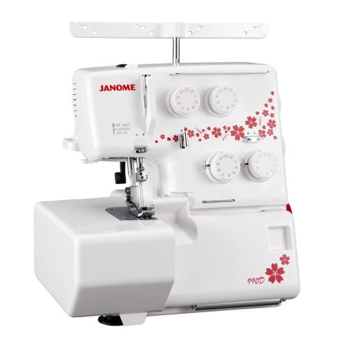 Owerlok Janome 990D w kolorze białym z czerwonymi detalami. Widoczne pokrętła regulacji i mechanizm szycia. Ujęcie frontalne, maszyna stojąca. Idealna do szycia i wykańczania materiałów.