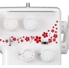 Owerlok Janome 990D w kolorze białym, z dekoracyjnym wzorem czerwonych kwiatów. Widoczne pokrętła do ustawień w dwóch kolorach: niebieskim i pomarańczowym. Ujęcie frontalne, ukazujące detale i funkcje maszyny.