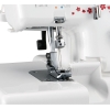 Owerlok Janome 990D z widoczną stopką i igłą w pozycji roboczej. Maszyna w kolorze białym z dekoracyjnymi kwiatami. Zbliżenie na mechanizm szyjący, z uchwytem do regulacji oraz widocznymi oznaczeniami na obudowie.