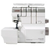 Owerlok Janome AT2000D Professional w kolorze białym z metalicznymi detalami. Z przodu widoczny system nawlekania powietrzem oraz pokrętła regulacji. Ujęcie z boku, pokazujące stół maszyny i otwarte mechanizmy, idealny do szycia.