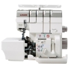 Owerlok Janome AT2000D Professional w kolorze białym, z metalowymi elementami. Widoczna strona z wbudowanym mechanizmem, pokrętłem regulacyjnym oraz oznaczeniami kolorów nici. Stojący, z otwartą osłoną, ukazujący wnętrze maszyny i detale konstrukcyjne.