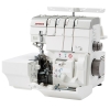 Owerlok Janome AT2000D Professional w kolorze białym, stojący, z widocznym mechanizmem i pokrętłami. Na przednim panelu znajdują się czytelne instrukcje i symbole użytkowania. W zestawie gratis.