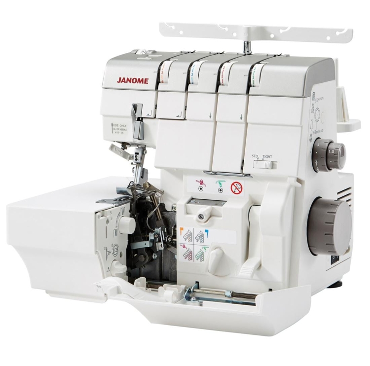 Owerlok Janome AT2000D Professional w kolorze białym, stojący, z widocznym mechanizmem i pokrętłami. Na przednim panelu znajdują się czytelne instrukcje i symbole użytkowania. W zestawie gratis.