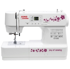 Maszyna do szycia Janome JUNO E1030 w kolorze białym, z różowymi dekoracjami. Wyposażona w wyświetlacz LED, przyciski sterujące i 30 programów szycia. Ujęcie frontalne, stojąca pozycja. Widoczny napis joy of sewing oraz numery programów na obudowie.