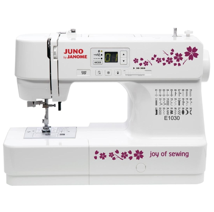 Maszyna do szycia Janome JUNO E1030 w kolorze białym, z różowymi dekoracjami. Wyposażona w wyświetlacz LED, przyciski sterujące i 30 programów szycia. Ujęcie frontalne, stojąca pozycja. Widoczny napis joy of sewing oraz numery programów na obudowie.