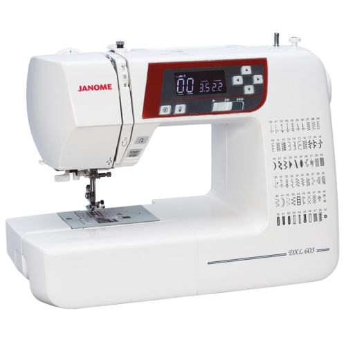Maszyna do szycia Janome DXL603 w kolorze białym, z cyfrowym wyświetlaczem i przyciskami sterującymi. Widoczne różne wzory ściegów na obudowie oraz miejsce na stopkę. Produkt stoi na płaskiej powierzchni.