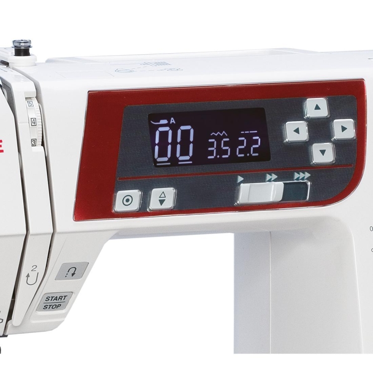 Panel sterujący maszyny do szycia Janome DXL603, z wyświetlaczem LCD pokazującym numer ściegu oraz wartości długości i szerokości ściegu. Widoczne przyciski do wyboru ściegów oraz funkcji start/stop, w kolorze białym z czerwonymi akcentami.