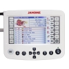 Panel sterujący hafciarki Janome MB-7E z wyświetlaczem LCD. Widoczne opcje kolorów nici oraz ikony funkcji. Biały korpus z przyciskami do nawigacji i uruchamiania. Ekran pokazuje grafikę oraz szczegóły haftu, w tym czas pracy i rozmiar wzoru.