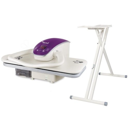 Prasowalnica parowa TEXI APOLLO 68 w kolorze białym z fioletowym panelem sterującym, z podstawą AP01. Urządzenie ma ergonomiczną rączkę, wyświetlacz LED oraz zbiornik na wodę. Stoi na stabilnej, składanej podstawie.