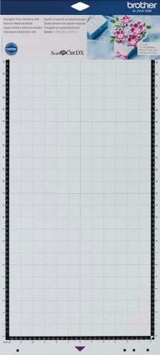 Standardowa mata do plotera w rozmiarze 30,5x61 cm, z klejącą powierzchnią i podziałką w centymetrach. Na górze widoczny napis Standard Tack Adhesive Mat oraz logo Brother. Mata leży na białym tle, z wyraźnymi oznaczeniami wzdłuż krawędzi.