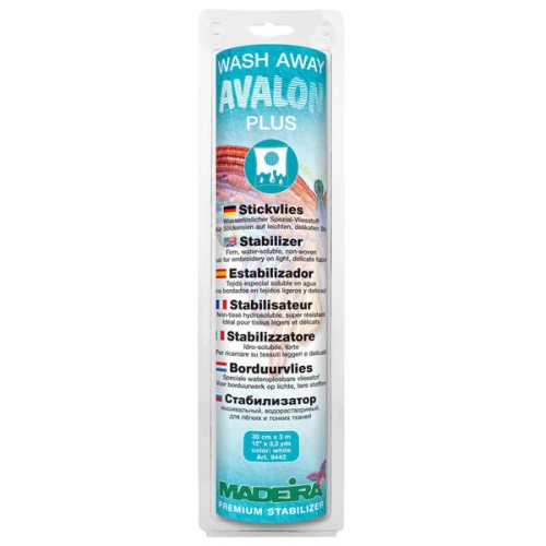 Stabilizator rozpuszczalny Madeira Avalon Plus o wymiarach 30 cm x 3 m, w przezroczystej folii. Widoczny napis WASH AWAY AVALON PLUS, oraz logo MADEIRA. Produkt zaprojektowany do stabilizacji podczas haftowania.