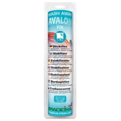 Stabilizator rozpuszczalny samoprzylepny Madeira Avalon Fix, szerokość 24 cm, długość 1 m. Opakowanie z plastiku, z czytelnymi napisami w różnych językach, w tym logo producenta. Przeznaczony do stabilizacji materiałów w haftowaniu i szyciu.