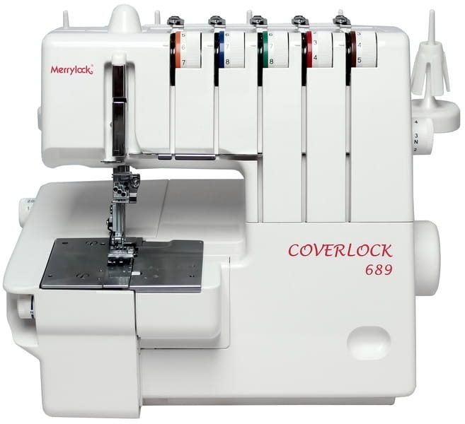 Coverlok Merrylock 689 to maszyna do szycia w kolorze białym, z funkcją renderki. Posiada pięć kolorowych naprężaczy nici, metalową stopkę oraz prostokątną płytę roboczą. Ujęcie z boku, ukazujące detale maszyny.