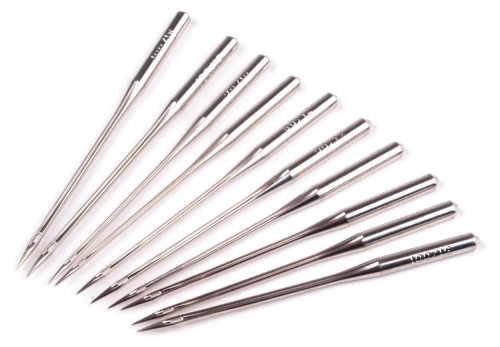 Igły półpłaskie 130/705H uniwersalne, rozmiar 70, zestaw 10 sztuk. Metalowe, o smukłej budowie, z charakterystycznym zakończeniem. Ułożone równolegle na białym tle, widoczne detale i oznaczenia na trzonkach.