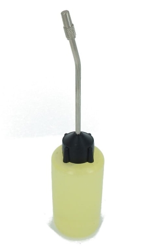 Olej do maszyn szybkoobrotowych w oliwiarce 125 ml TERESSTIC T32. Pojemnik z przezroczystego plastiku, z czarną zakrętką i metalowym, cienkim wlewem. Ujęcie frontalne, pokazujące całość produktu.