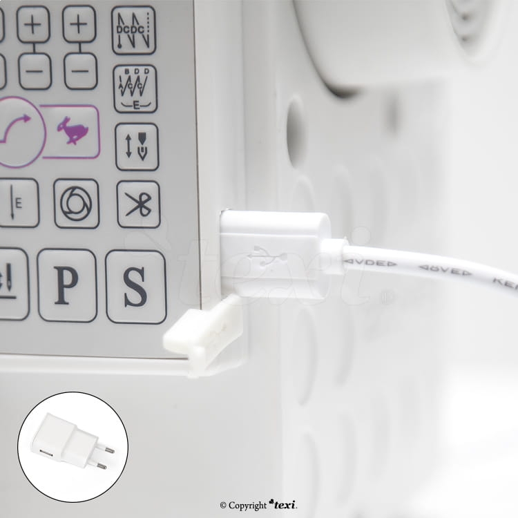 Lampka LED TEXI do maszyn szwalniczych, z 12 diodami, zasilana przez USB. Widoczny kabel podłączony do maszyny, złącze białe. Ujęcie z boku, na tle maszyny, z czytelnymi przyciskami panelu sterującego.