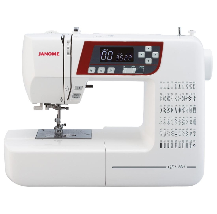 Maszyna do szycia Janome QXL605 w kolorze białym, z cyfrowym wyświetlaczem oraz panelem sterującym. Widoczne różne ściegi na boku. Ujęcie frontalne, urządzenie w pozycji stojącej, z widoczną stopką i igłą.
