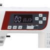 Panel sterujący maszyny do szycia Janome QXL605 z wyświetlaczem LED. Widoczne przyciski do wyboru ściegów, regulacji długości i szerokości ściegu oraz funkcje start/stop. Dominujący kolor biały z czerwonym akcentem.