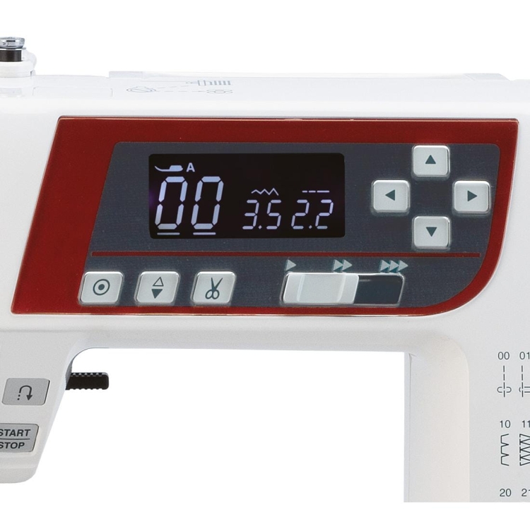 Panel sterujący maszyny do szycia Janome QXL605 z wyświetlaczem LED. Widoczne przyciski do wyboru ściegów, regulacji długości i szerokości ściegu oraz funkcje start/stop. Dominujący kolor biały z czerwonym akcentem.