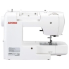 Maszyna do szycia Janome DC6100 w kolorze białym, z widocznym stółkiem roboczym, zbliżenie na igłę i stopkę. Na obudowie logo Janome oraz czytelny panel sterujący. Produkt ustawiony w pozycji stojącej, na prostym tle.