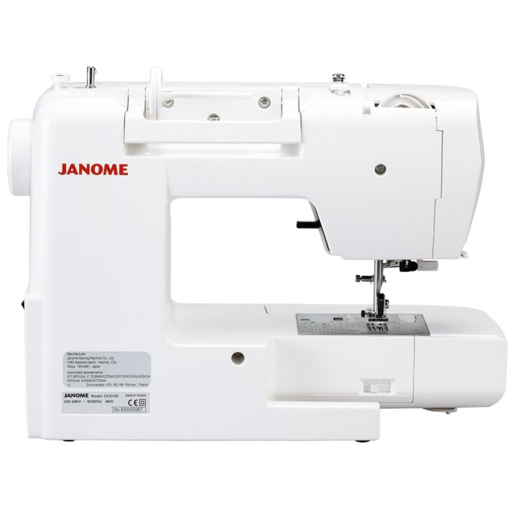 Maszyna do szycia Janome DC6100 w kolorze białym, z widocznym stółkiem roboczym, zbliżenie na igłę i stopkę. Na obudowie logo Janome oraz czytelny panel sterujący. Produkt ustawiony w pozycji stojącej, na prostym tle.