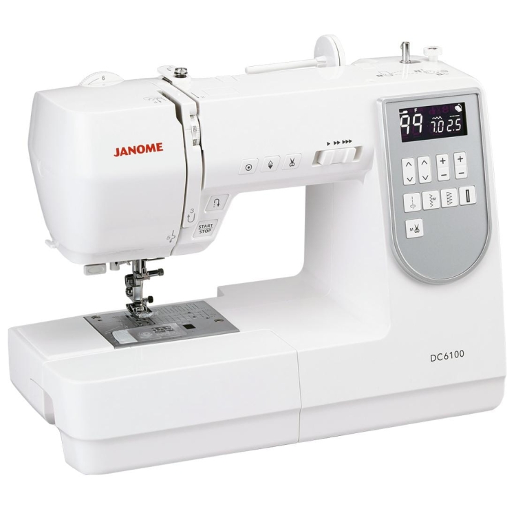 Maszyna do szycia Janome DC6100 w kolorze białym, z cyfrowym wyświetlaczem, przyciskami wyboru ściegów i funkcją START/STOP. Widoczny stół do szycia. W zestawie gratis. Ujęcie frontalne, produkt leżący na płaskiej powierzchni.