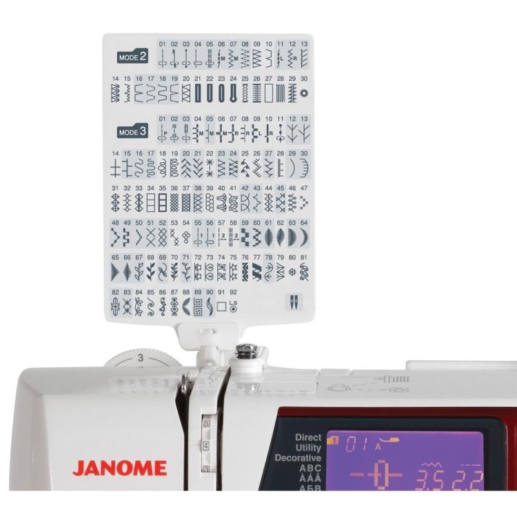 Maszyna do szycia Janome TXL607 z wyświetlaczem LCD, widok z boku. Na górze umieszczona karta z wzorami szycia w trybach 2 i 3, z różnorodnymi ściegami dekoracyjnymi. Obudowa w kolorze białym, z logo Janome w czerwonym.