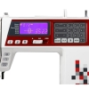 Maszyna do szycia Janome TXL607 z wyświetlaczem LCD w odcieniach fioletu i czerwieni. Widoczne przyciski do wyboru ściegów, funkcji oraz ikony, w tym przycisk START/STOP. Biała obudowa z dekoracyjnym wzorem w kolorach czerni, czerwieni i szarości.