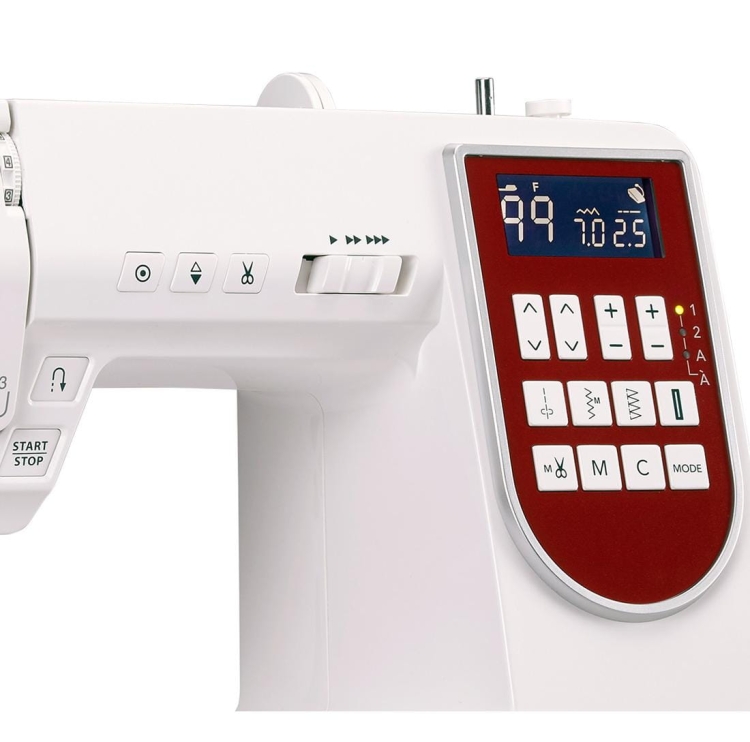 Maszyna do szycia Janome DM7200 w kolorze białym z czerwonym panelem sterującym. Widoczne przyciski do wyboru ściegów, pokrętło regulacji oraz wyświetlacz cyfrowy. Ujęcie z boku, pokazujące detale i funkcje maszyny.