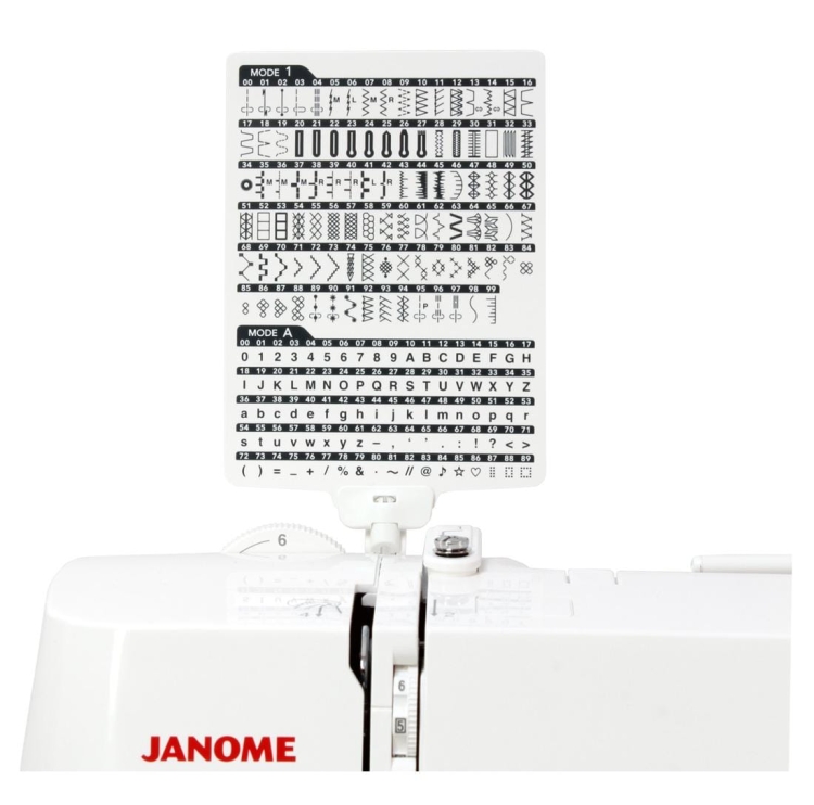 Maszyna do szycia Janome DM7200 z białą obudową, z widoczną tablicą ściegów w kolorze czarnym i białym, z różnymi wzorami i literami. Ujęcie frontalne, prezentujące górną część maszyny z pokrętłami regulacyjnymi.