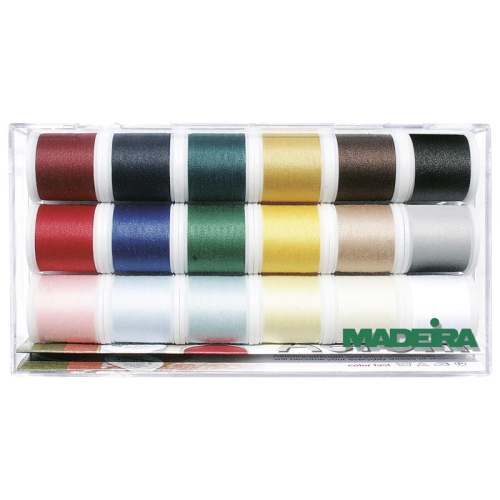 Zestaw 18 nici do szycia Madeira Aerofil 120, w różnych kolorach, w przezroczystym opakowaniu. Nici o długości 200m każdy, widoczne kolory to m.in. czerwień, granat, zieleń, żółć, błękit i srebro. Logo Madeira w dolnym rogu.