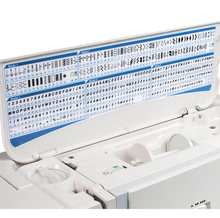 Panel maszyny do szycia Janome Skyline S3 z widocznymi różnymi rodzajami ściegów, literami i symbolami na niebieskim tle. Otwarta pokrywa odsłania detale mechanizmu oraz miejsce na szpule. Kolor dominujący biały, z elementami graficznymi.