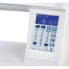 Panel sterujący maszyny do szycia Janome Skyline S3 z niebieskim wyświetlaczem LCD, przyciskami numerycznymi i ikonami funkcji. Widać również dekoracyjny wzór na podstawie. Ujęcie z bliska, pokazujące detale i rozmieszczenie przycisków.