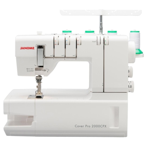 Renderka Janome 2000CPX w kolorze białym, z widoczną igłą i mechanizmem szyjącym. Na górze znajdują się cztery zielone szpulki z nitką, a po prawej stronie pokrętła do regulacji. Maszyna ustawiona w pozycji frontalnej, z otwartą przestrzenią do szycia.