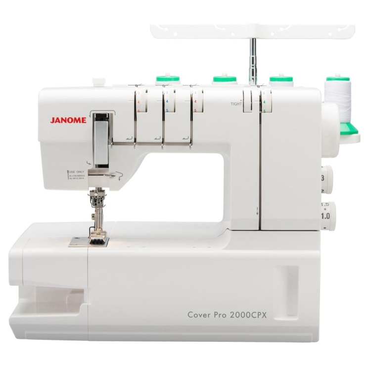 Renderka Janome 2000CPX w kolorze białym, z widoczną igłą i mechanizmem szyjącym. Na górze znajdują się cztery zielone szpulki z nitką, a po prawej stronie pokrętła do regulacji. Maszyna ustawiona w pozycji frontalnej, z otwartą przestrzenią do szycia.