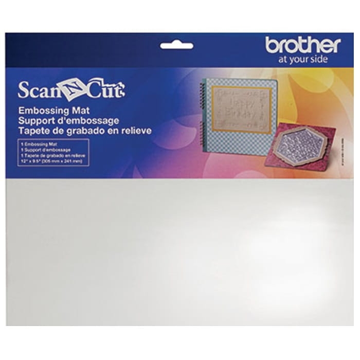 Mata do wytłaczania Brother ScanNCut CAEBSMAT1 w rozmiarze 12 x 8,5 (305 mm x 241 mm), z grafiką na opakowaniu pokazującą użycie maty z wzorami na papierze. W tle kolorowe tony, logo Brother widoczne w górnej części.