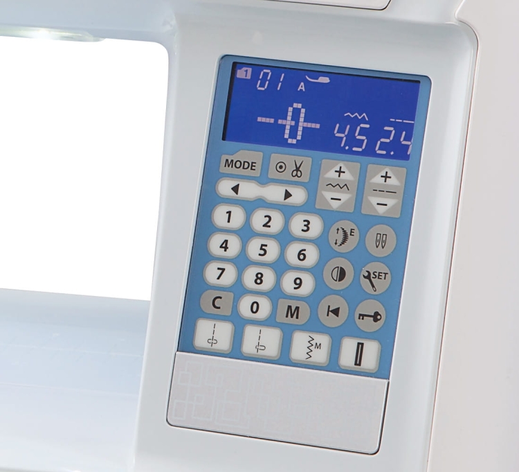 Panel sterujący maszyny do szycia Janome Skyline S5 z niebieskim wyświetlaczem LCD. Widoczne przyciski numeryczne, symbole ściegów oraz funkcje, takie jak MODE i SET. Kąt ujęcia z przodu, zbliżenie na detale.