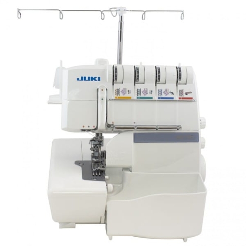 Overlock JUKI MO-735 w kolorze białym z funkcją renderki. Widok z boku, z widoczną igłą, mechanizmem szyjącym oraz czterema szpulami z kolorowymi oznaczeniami. Na górze uchwyt do mocowania nici. Kompaktowa konstrukcja z pojemnikiem na ścinki.