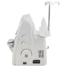 Coverlok JUKI MO-735 owerlok z funkcją renderki, widok z boku. Biały korpus, przyciski do ustawień, gniazdo zasilania. Wysokie uchwyty na nici, metalowy stelaż. Idealny do szycia i wykańczania krawędzi materiałów.